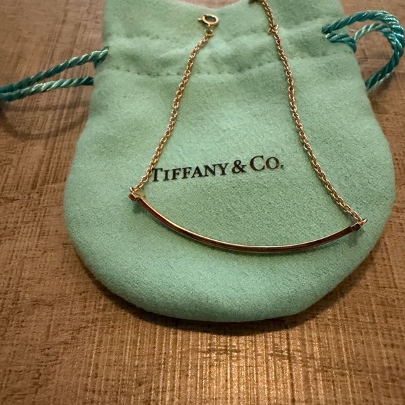 Tiffany & Co. Gold Curved Bar bracelet with Blue Pouch - Picture 2 of 5